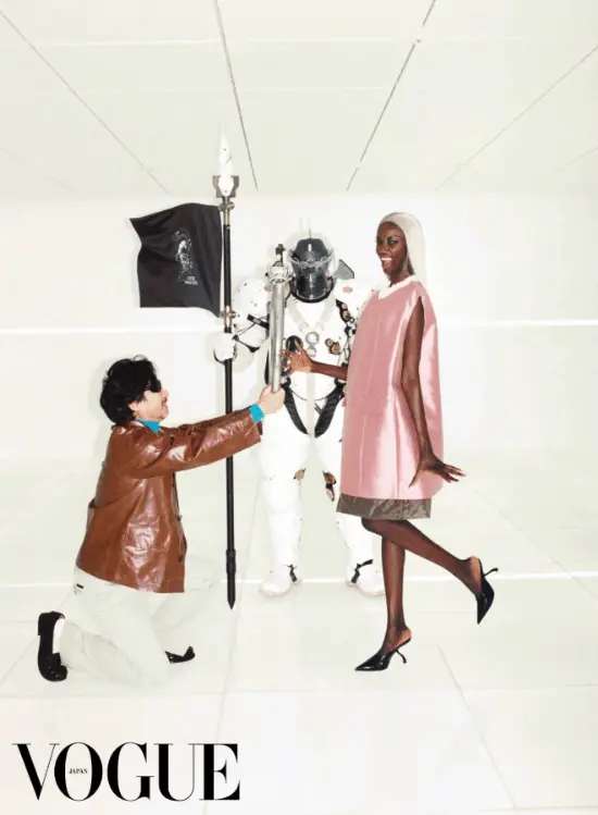 [速递] 小岛秀夫晒与黑人女超模合影 曾“跪送”巨大钻戒！