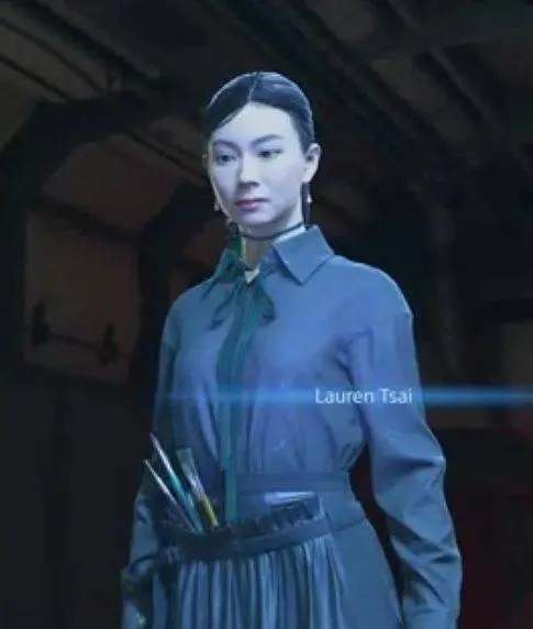 小岛秀夫与大美女合影！亲密比心 衣服亮了