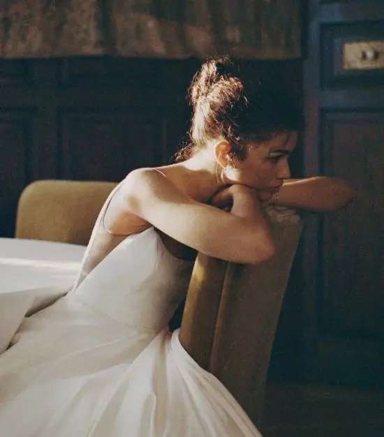 A24新作《爱情抓马》热映！赞达亚与帕丁森拍婚纱照